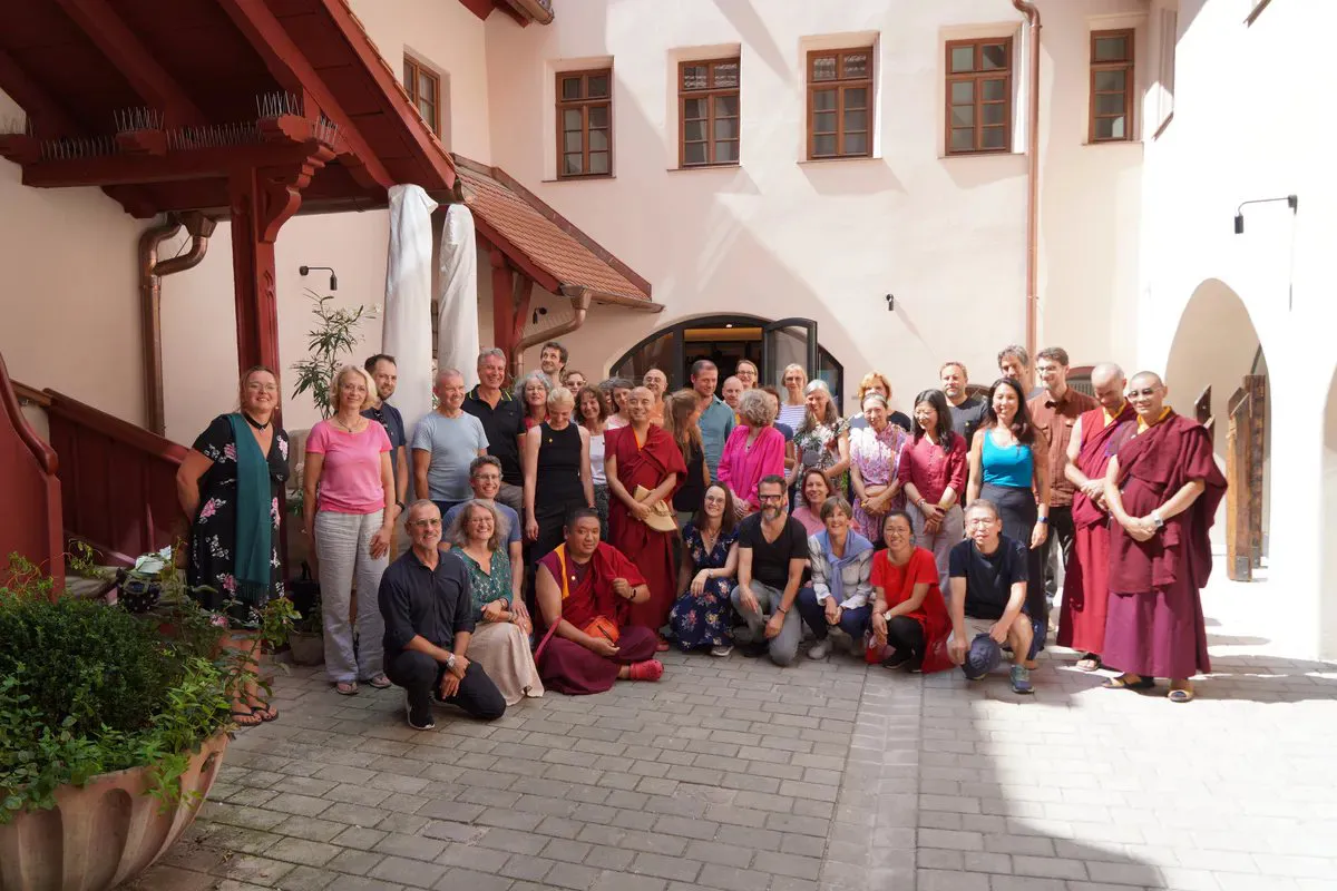 Gruppenfoto einer Seminargruppe im Innenhof