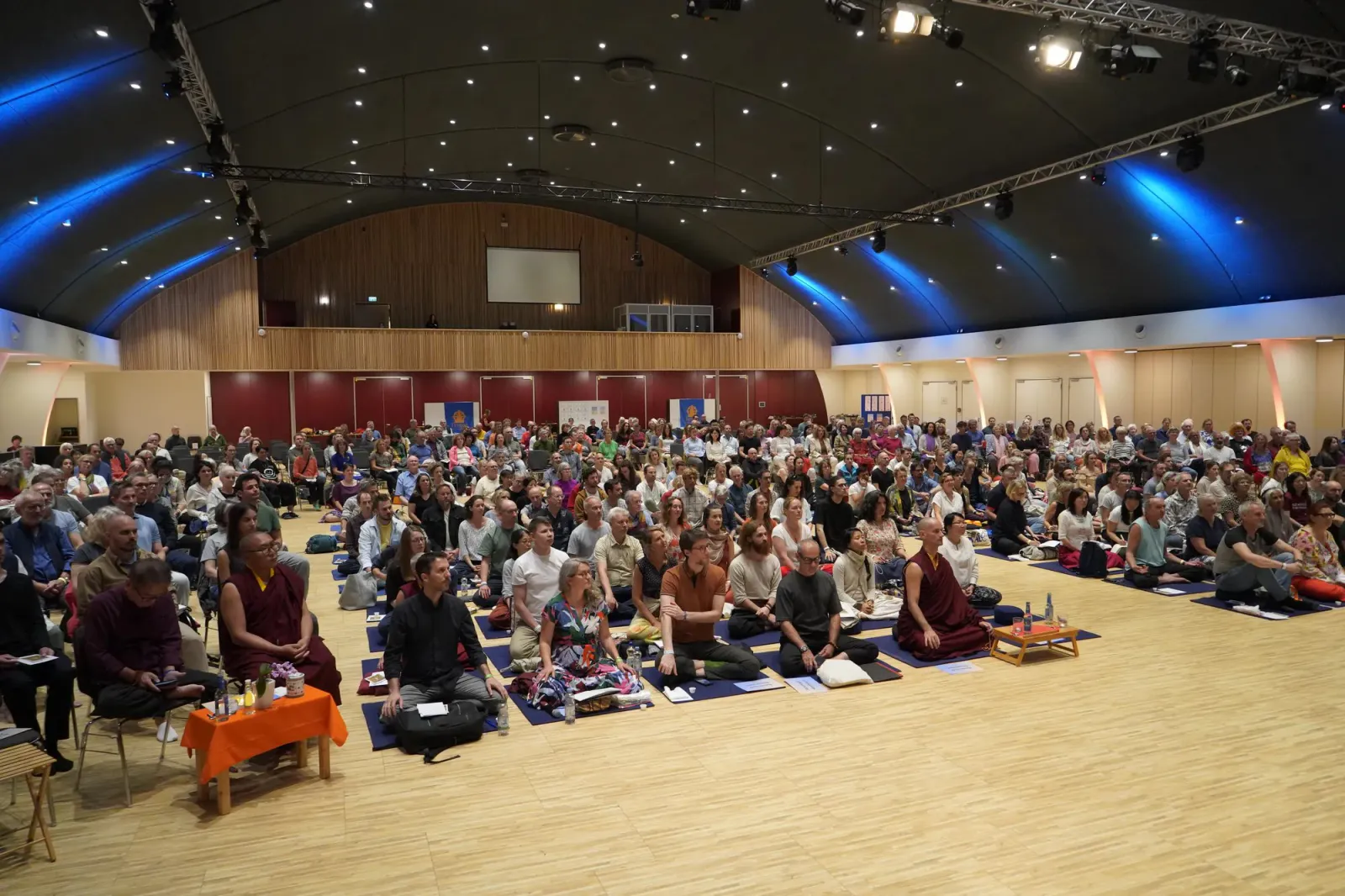 Große Meditationsgruppe in einer Halle
