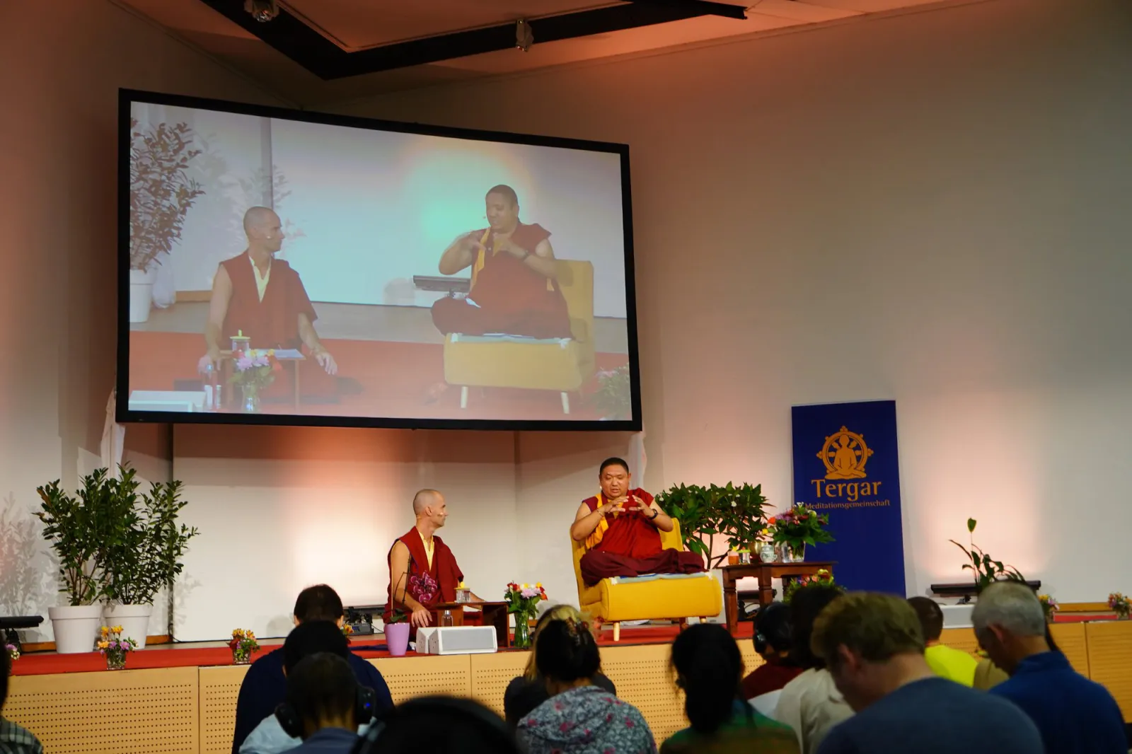 Holger Yeshe mit Khenpo Kunga bei einer Veranstaltung