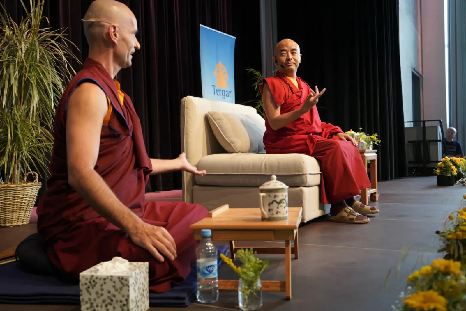 Holger Yeshe mit Mingyur Rinpoche auf einer Bühne